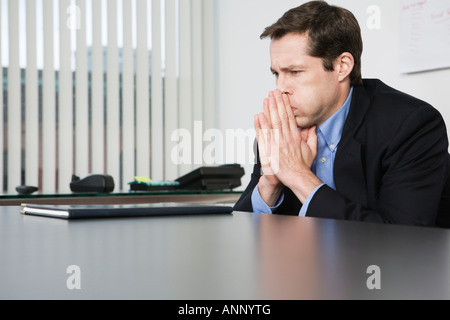 Blick auf eine kontemplative Geschäftsmann in einem Büro sitzen. Stockfoto