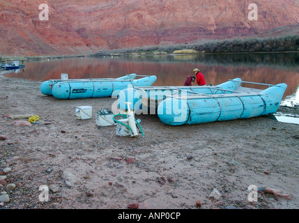 Mann und Frau vorbereiten Flöße bei Lees Ferry ein Whitewater River-rafting-Tour auf dem Colorado River im Grand Canyon, AZ, USA. Stockfoto