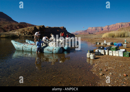 Menschen laden Kühler und Getriebe auf Flößen in Lees Ferry für ein Whitewater River rafting-Tour auf dem Colorado River Grand Canyon Stockfoto