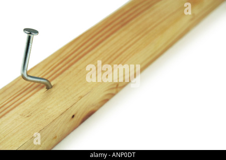 verbogenen Nagel in Holzlatte gehämmert Stockfoto