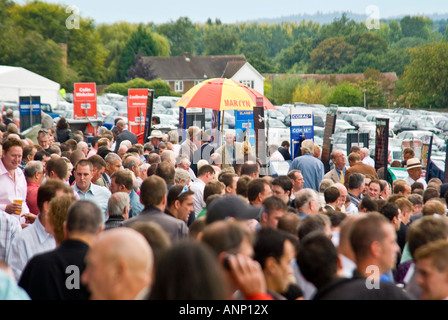 Horizontale Luftaufnahme über Massen von Menschen Schlange stehen, an einem sonnigen Tag mit der Buchmacher beim Pferderennen Wetten Stockfoto