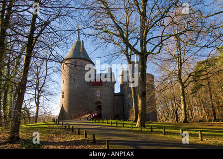 Horizontaler Weitwinkel des walisischen 'märchenhaften' gotischen Castell Coch [Red Castle] in den Vororten von Cardiff, Wales an einem hellen sonnigen Tag. Stockfoto