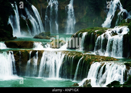 Mehrere Schichten der transnationalen Detian Wasserfälle an der Grenze zwischen China und Vietnam Stockfoto