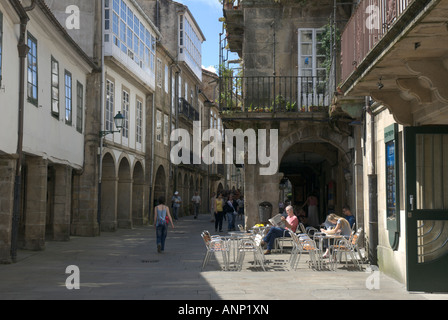 Einem sonnigen Seitenstraße Café in Santiago De Compostela Stockfoto