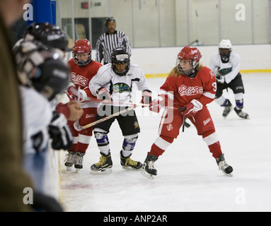 Kinder spielen Eishockey Stockfoto