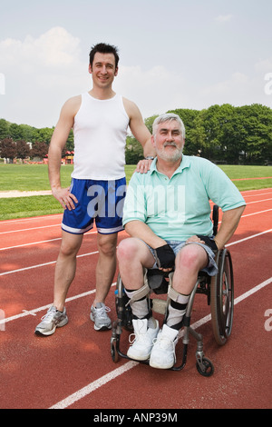 Porträt einer behinderten älteren Mann und ein junger Mann lächelnd. Stockfoto