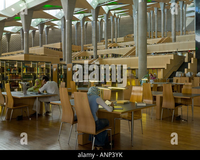 Studenten studieren, Innenarchitektur, Biblioteca Alexandrina, Bibliothek von Alexandria Stockfoto