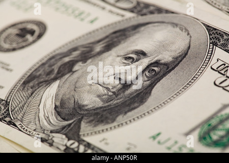 Benjamin Franklin hautnah aus einer 100 Banknote, die Linse fokussiert auf Benjamin Franklin linkes Auge Stockfoto