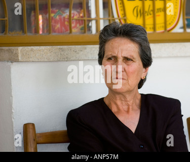 Am Nachmittag in einem typischen zypriotischen Mountain Village Café - Troodos Gebirge, Zypern Stockfoto