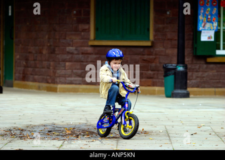 sechs-jährigen, mit seinem Fahrrad ohne Stabilisatoren zum ersten Mal. Arnot Hill Park, Arnold, Nottinghamshire, UK Stockfoto