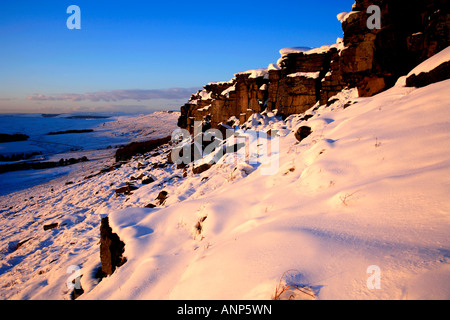 Späten Winter Sonnenuntergang auf einem verschneiten Stanage Edge Peak District National Park Derbyshire England Großbritannien UK Stockfoto