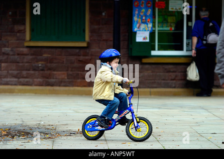 sechs-jährigen, mit seinem Fahrrad ohne Stabilisatoren zum ersten Mal. Arnot Hill Park, Arnold, Nottinghamshire, UK Stockfoto
