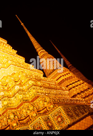 Stupa in der Nacht, Wat Po, Bangkok, Thailand Stockfoto