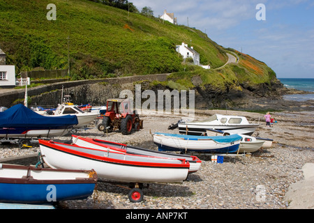 Fischerei und Freizeit Boote am Strand von Port Gaverne North Cornwall Stockfoto