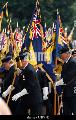Royal, britische Legion, Standard, Träger, Flagge, Erinnerung, Sonntag, Tag, Mohn, Mohn, Freiwillige, Organisation, Krieg, Welt, Stockfoto