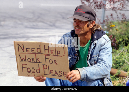 Obdachloser mit einem Schild Stockfoto
