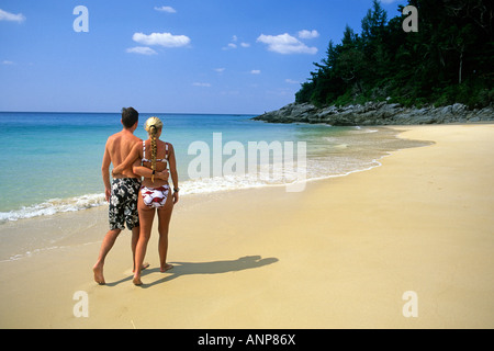Ein paar zu Fuß am Nai Yang Strand auf der Insel Phuket Thailand Stockfoto