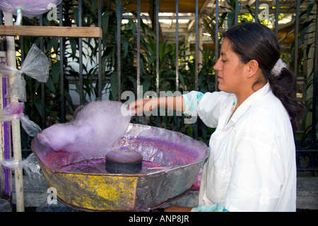 "Mexikanischen Straße" Anbieter machen Zuckerwatte im Chapultepec-Park in Mexiko-Stadt Mexiko Stockfoto