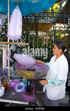 "Mexikanischen Straße" Anbieter machen Zuckerwatte im Chapultepec-Park in Mexiko-Stadt Mexiko Stockfoto