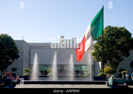Der vordere Eingang zum National Museum of Anthropology, befindet sich im Park von Chapultepec in Mexiko-Stadt Mexiko Stockfoto