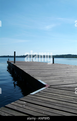 Steg, Damm, Start, Floß, Holz, Holzwerkstoffen, See, Schwedisch, Vattern, Schweden, Skandinavien, Skandinavisch, sauber, blau, Wasser, Stockfoto