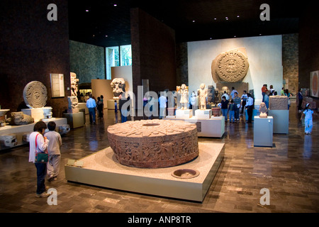 Der Azteken-Stein der Sonne und andere Artefakte auf dem Display an das Nationalmuseum für Anthropologie in Mexiko-Stadt Mexiko Stockfoto