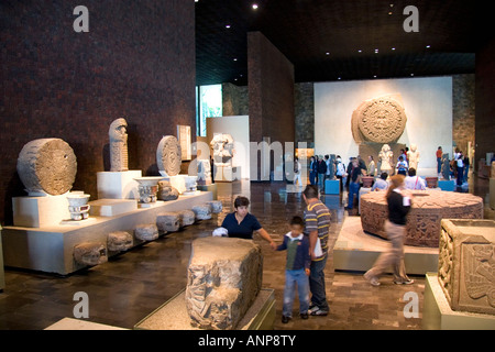 Der Azteken-Stein der Sonne und andere Artefakte auf dem Display an das Nationalmuseum für Anthropologie in Mexiko-Stadt Mexiko Stockfoto