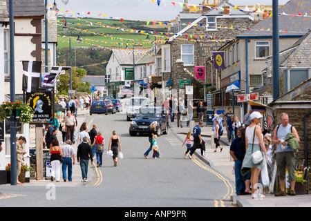 Straßenszene in Tintagel North Cornwall zeigt Massen von Besuchern und Touristen Stockfoto