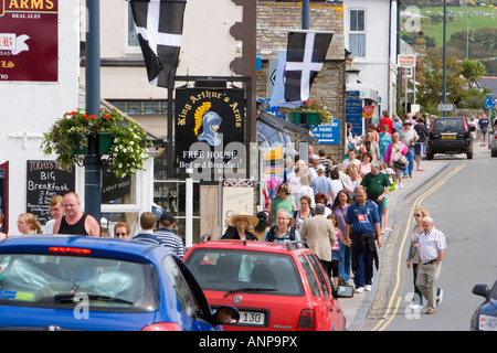 Straßenszene in Tintagel North Cornwall zeigt Massen von Besuchern und Touristen Stockfoto