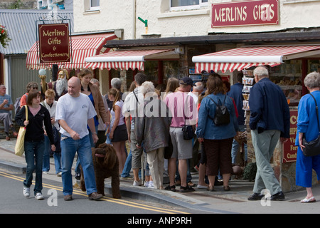 Straßenszene in Tintagel North Cornwall zeigt Massen von Besuchern und Touristen Stockfoto