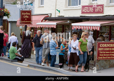 Straßenszene in Tintagel North Cornwall zeigt Massen von Besuchern und Touristen Stockfoto