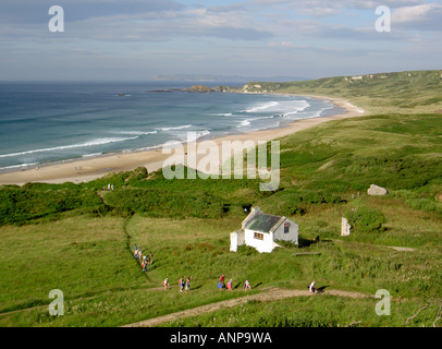 White Park Bay an der Giants Causeway Coast im County Antrim, Nordirland. Rathlin Island in der Ferne. Sommer Stockfoto