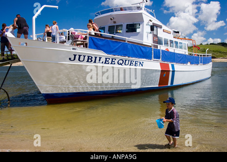 Urlauber, die einsteigen in das Boot Vergnügen Jubiläum Königin für einen Ausflug Stockfoto