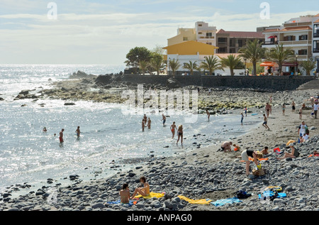 La Gomera, Kanarische Inseln. Sonnenanbeter Ferienwohnungen Hotels auf schwarzem Basalt Kiesstrand von Playa De La Calera, Valle Gran Rey Stockfoto