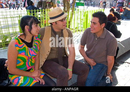 Mexikanische Jugendliche sozialisieren Insurgentes Plaza in Mexiko-Stadt Mexiko Stockfoto