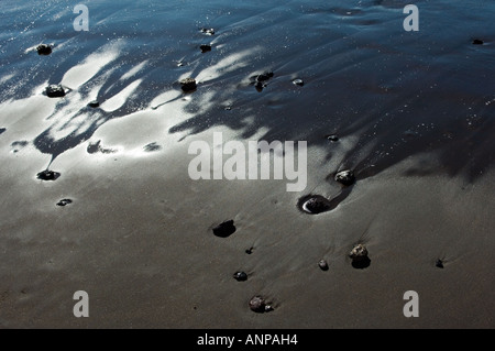 Dunkle Farbe des Sandes ist der Playa de San Sebastián, La Gomera, Kanarische Inseln, durch feine Partikel aus schwarzem basalt Stockfoto