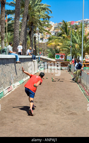 La Gomera, Kanarische Inseln. Kegelbahn an der Küste von San Sebastian. La Gomera, La Palma zu spielen. Männer spielen bolas Stockfoto