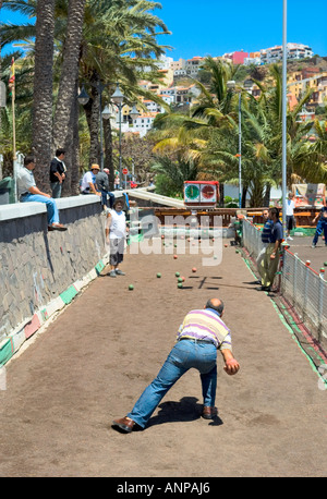 La Gomera, Kanarische Inseln. Kegelbahn an der Küste von San Sebastian. La Gomera, La Palma zu spielen. Männer spielen bolas Stockfoto