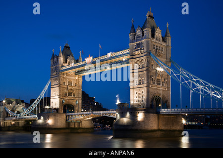 Reflexionen der beleuchtete Tower Bridge in der Themse bei Dämmerung London England Stockfoto