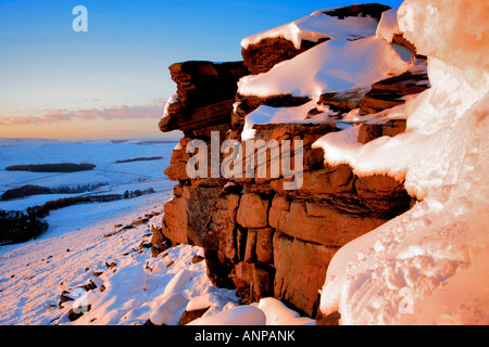 Späten Winter Sonnenuntergang auf einem verschneiten Stanage Edge Peak District National Park Derbyshire England Großbritannien UK Stockfoto