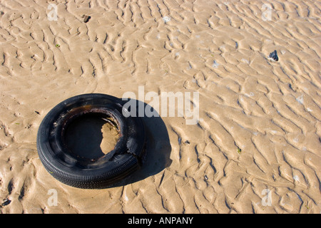 Reifen aufgegeben am Strand Stockfoto