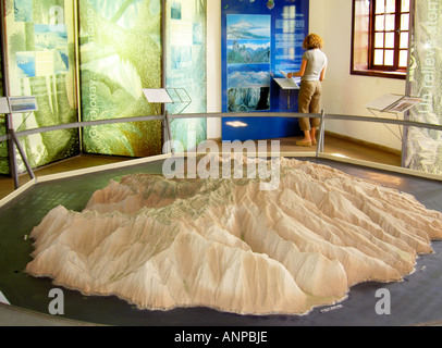 La Gomera, Kanarische Inseln, Spanien. 3D Reliefmodell der Insel La Gomera im Centro de Visitantes Juego de Bolas in Las Rosas Stockfoto