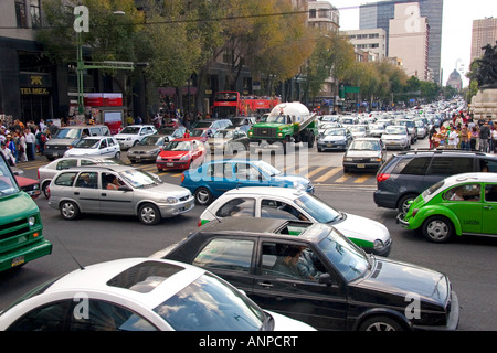 Dichtem Verkehr an der Kreuzung der Paseo De La Reforma und Eje Central Lazaro Cardenas in Mexiko-Stadt Mexiko