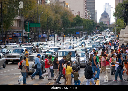 Fußgänger überqueren Sie die Straße an der Kreuzung der Paseo De La Reforma und Eje Central Lazaro Cardenas in Mexiko-Stadt Mexiko