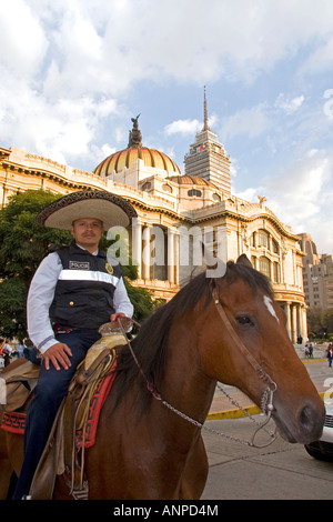 Ein Polizist trägt einen Sombrero auf dem Pferd vor dem Palast der schönen Künste in Mexiko-Stadt Mexiko Stockfoto