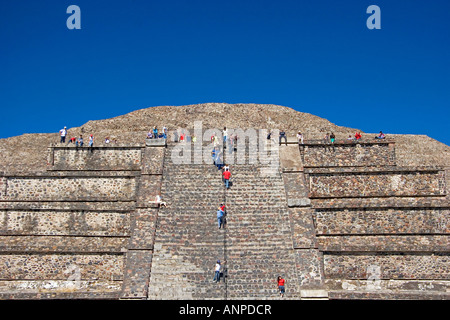 Touristen steigen die Stufen der Pyramide des Mondes in Teotihuacan in Mexiko México Stockfoto