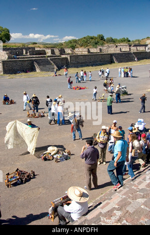 Anbieter verkaufen Souvenirs entlang der Straße der Toten in Teotihuacán in Mexiko México Stockfoto