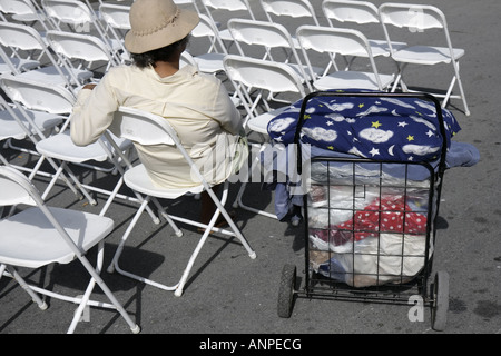 Miami Florida, Miami Cares Day, Miami Services, obdachlos, Bettler, bedürftig, Hilfe, Outreach, Erwachsene Erwachsene Frau Frauen weibliche Dame, Sitze, Wagen, Korb, Wagen, gehören Stockfoto