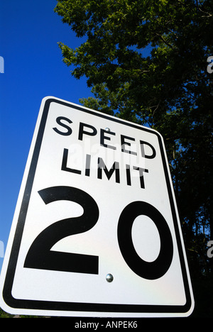 Höchstgeschwindigkeit 20 Zeichen gegen blauen Himmel Stockfoto