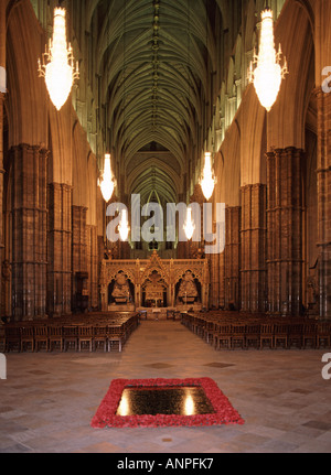 Inneneinrichtung der Westminster Abbey nachts ehrt das Nave & British Grave oder Tomb of The Unknown Warrior die unbekannten Toten des Ersten Weltkriegs London UK Stockfoto